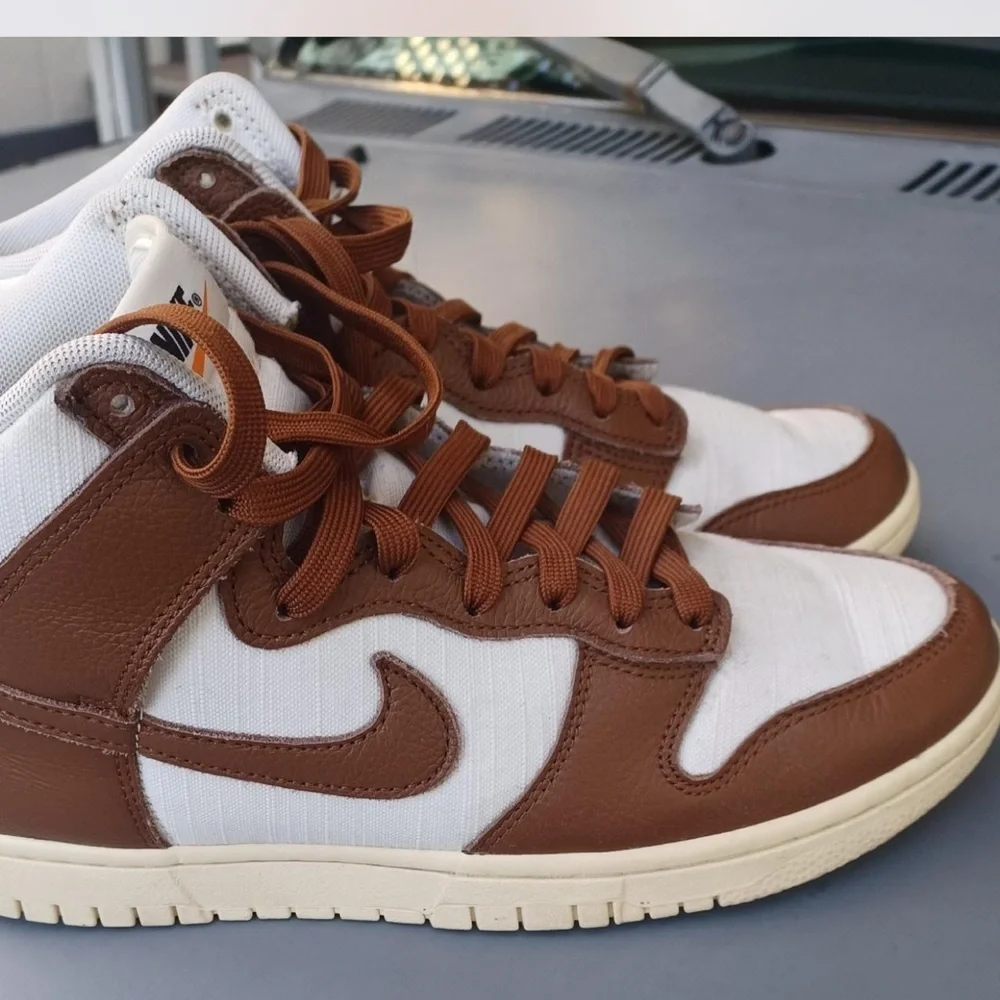 Nike Men's High-Top Sneakers in White and Brown